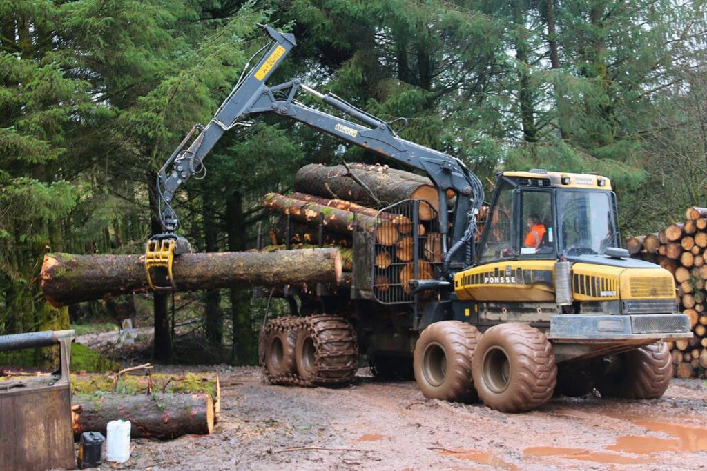 Logging machine loading logs