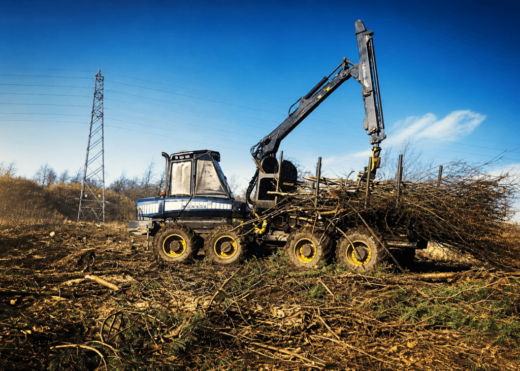 Forestry machine loading logs