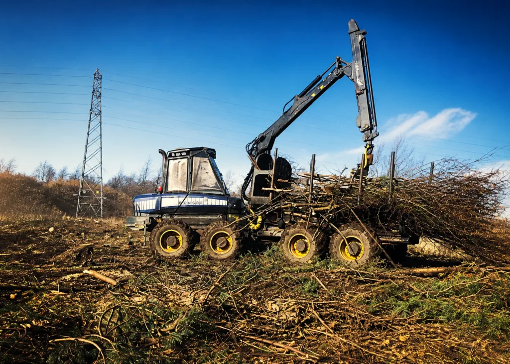 Forestry machine loading logs